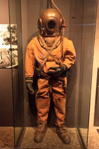 Фигурка не космонавта, а водолаза.:)