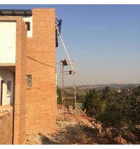 Эта картинка меня в детстве напомнила. Когда мне нужно было достать из потолочного шкафчика коньки или нужную обувь. Я ставил стул, а на стул табуретку и потом забирался на эту конструкцию.