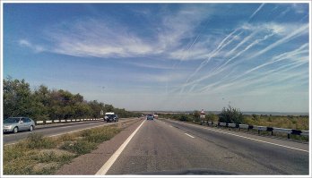 Фотофакт.
Возвращался сегодня из Севастополя в Москву. Утро, трасса м4, километров через несколько после Миллерово. До границы с 404 около 40 километров. Граница, соответственно, слева.
Обратите внимание на инверсионные следы. Их МНОГО. И все - справа. 
То есть пока там якобы расследуют за сбитый Боинг, все уже всё знают и сделали выводы...

ЗЫ. За качество извиняюсь. За рулём был.
