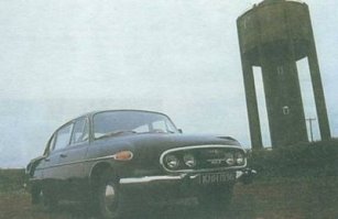 На фото из "Бриллиантовой руки" у аптеки и на площади одна и та же машина - Опель Капитан. А Татра-603 выглядит так: