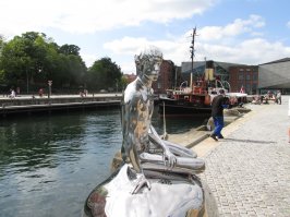 Там русалок, как у нас медведей. На первом фото - самая моя любимая. Сисясьбл. Стоит метрах в двухстах от классической.
На второй фотке - перпендикулярная русалка. Тоже недалеко. Где-то в километре.
На третьем фото русал... У него есть мужской половой х...
 Это в Эльсиноре.
Другие менее интересные. Но они есть. Я видел еще как минимум 5.