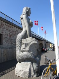 Там русалок, как у нас медведей. На первом фото - самая моя любимая. Сисясьбл. Стоит метрах в двухстах от классической.
На второй фотке - перпендикулярная русалка. Тоже недалеко. Где-то в километре.
На третьем фото русал... У него есть мужской половой х...
 Это в Эльсиноре.
Другие менее интересные. Но они есть. Я видел еще как минимум 5.