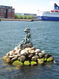 Там русалок, как у нас медведей. На первом фото - самая моя любимая. Сисясьбл. Стоит метрах в двухстах от классической.
На второй фотке - перпендикулярная русалка. Тоже недалеко. Где-то в километре.
На третьем фото русал... У него есть мужской половой х...
 Это в Эльсиноре.
Другие менее интересные. Но они есть. Я видел еще как минимум 5.