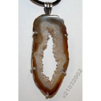 Камень "с блестючками" - скорее всего жеода мелких кристаллов, скорее всего халцедона, а вот что конкретно - это нужно смотреть воочию, специалисту. Спил ровный, потому что его так спилили для получения поделочного материала - само по себе в природе так не получается.