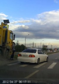 Всё, что требовалось от пешехода - просто повернуть голову. ПРОСТО ПОВЕРНУТЬ ГОЛОВУ ! Я каждый день за рулём и каждый день вижу десятки вот таких персонажей. Безусловно, вина водилы, не обсуждается, но пешеход... Идёт тупо уставившись перед собой. Даже в момент контакта голову не повернула.