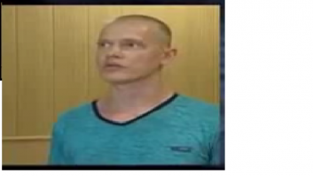 бросок в трамвай - это уже хулиганка я не силен в законотворчестве,но...
Статья 213 Уголовного кодекса РФ Сегодня под хулиганством понимают нарушение общественного порядка в грубой форме. Полное определение этого понятия дает Уголовный кодекс Российской Федерации (ст. 213). Хулиганство там описывается как опасное деяние, совершенное с использованием оружия (предметов, заменяющих оружие) и выражающее неуважение к людям. Российский УК предусматривает следующие виды наказания: Принудительные работы сроком от 120 до 180 часов. Исправительные работы сроком от 6 до 12 месяцев. Арест сроком от 4 до 6 месяцев. Лишение свободы до 24 месяцев. За злостные хулиганские действия, включающие применение оружия или предметов его заменяющих, предусматривается лишение свободы от 4 до 7 лет. Если же деяние совершено организованной группой, в том числе по предварительному сговору, а также связано с оказанием сопротивления представителям власти или совершено уже судимым по такому же делу лицом, то за него статьи Уголовного кодекса предусматривают обязательные работы (180–240 часов), исправительные работы (на срок 1–2 года), лишение свободы (до 5 лет). Хулиганством не называют оскорбления, побои и другие деяния, которые основаны на личных неприязненных отношениях. Сюда не относятся и бытовые ссоры. В отдельных случаях такие действия могут быть признаны хулиганскими, если в них есть умысел, предполагающий нарушение установленного общественного порядка и норм. Хулиганские действия – это умышленные преступления, которые совершаются с прямым умыслом. Это значит, что правонарушитель осознанно совершает действия, нарушающие установленный общественный порядок. -