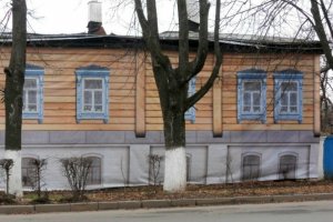 А до сих пор маскируют от вражеской авиации! Может, не знают, что война уже кончилась?