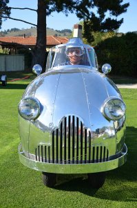 Господа критики:
Проект прекрасен качеством и стилем изготовления такого кузова и красивейшим материалом изготовления.

Ну а в целом - машина чисто для выставок - ездить на ней будет оч. некомфортно. И реализовать потенциал двигателя тоже. 

Но это у него хобби блин такое - делать всевозможных монстров с применением всевозможных алюминиевых и хромированных девайсов.  

Вот еще его работы. :) :)