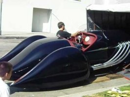 Господа критики:
Проект прекрасен качеством и стилем изготовления такого кузова и красивейшим материалом изготовления.

Ну а в целом - машина чисто для выставок - ездить на ней будет оч. некомфортно. И реализовать потенциал двигателя тоже. 

Но это у него хобби блин такое - делать всевозможных монстров с применением всевозможных алюминиевых и хромированных девайсов.  

Вот еще его работы. :) :)