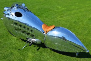 Господа критики:
Проект прекрасен качеством и стилем изготовления такого кузова и красивейшим материалом изготовления.

Ну а в целом - машина чисто для выставок - ездить на ней будет оч. некомфортно. И реализовать потенциал двигателя тоже. 

Но это у него хобби блин такое - делать всевозможных монстров с применением всевозможных алюминиевых и хромированных девайсов.  

Вот еще его работы. :) :)