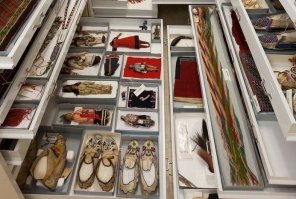 "...представлены 126 миллионов ископаемых образцов, животных и растений, которые используются для образования и в различных..."
На фото явно не ископаемые, не животные и не растения. :)
Просто автор не дописал, что коллекция музея включает свыше 126 миллионов образцов растений, животных, ископаемых, минералов, пород, метеоритов, а также археологических и культурных артефактов.