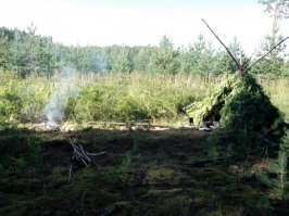 Неделю назад играли в индейцев. Строили "вигвам" - шалаш. Оба родителя компьютерщики, без машины. Тяжело, лень, но потом будет не интересно. По мне - надо быть хорошим другом, надёжным и крепким соратником, наставником. А обнимашки и т.п. это составляющие. Хороший друг спросит о важном, вместе уберёт бардак, и не ругает по мелочам)