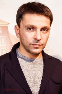 Это, он уже тогда выступал ?