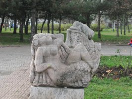 В Ильичевске тоже есть Русалочки. Одна с хвостом и с ногой.
Вторая только с хвостом.