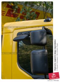 Ну на самом деле там не совсем слепая зона. Современные грузовики оборудованы большим количеством зеркал, что при должной их настройке водитель не видит только то, что сразу за прицепом.