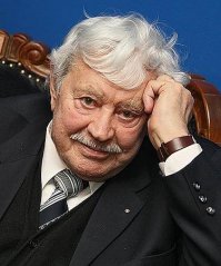 У Баниониса литовский акцент, и поэтому в фильмах его озвучивали актёры Москвы и Ленинграда: Александр Демьяненко, Зиновий Гердт, Игорь Ефимов, Петр Шелохонов, Георгий Жжёнов, Владимир Заманский.
Собственный голос актёра можно услышать в фильме Эльдара Рязанова «Берегись автомобиля», где он, играя пастора, разговаривал с Деточкиным без дубляжа и пересчитывал деньги по-литовски, в фильмах «Змеелов» и «Операция „Трест“».