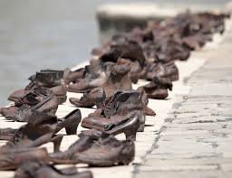 А вот, наверное, один из самых жутких памятников. Памятник "Туфли на набережной Дуная" был сооружен в память о погибших евреях, которых массово расстреливали в 1944-1945 годах. Столь оригинальная идея памятника принадлежит известному режиссеру Кену Тогаю, в жизнь ее воплощал скульптор Дьюла Пауэр. Массовые расстрелы проходили в годы войны на берегу Дуная. Фашисты выстраивали 50-60 приговоренных к казни живой цепью, приковывая людей друг к другу, а после стреляли в первого человека в цепи. Тело, падавшее в воду, увлекало за собой остальных. Перед казнью с заключенных снимали обувь, поскольку в войну она была ходовым «товаром», и позже продавали туфли на черном рынке.