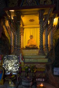 "Некоторые из них были даже заключены в металлические статуи Будд, куда их поместили их коллеги, чтобы такого рода гробница помогла им достичь окончания божественного процесса"
=====
В Тайланде сфотографировал такую вот статую с мумией внутри