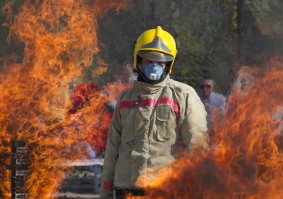 а эти ребята прям от переохлаждения страдают на работе