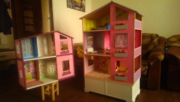 Ну вопервых- фанера это тяжело.Просто тяжелый материал. ДВП -полегче. 
Вовторых- много тонкой работы (выпиливание перил и окон, которая в теме НЕ РАСКРЫТА,что не позволяет сказать полноценно"КАК сделать своими руками"
В третих- раскрашен в БЕЛЫЙ цвет? И все? а где участие ребенка в создании шедевра? где участие мамочки? где РАЗНЫЕ цветовые решения? где декупаж наконец.
Для сравнения вот мой домик. (два, ибо племянница племянница два ребенка).