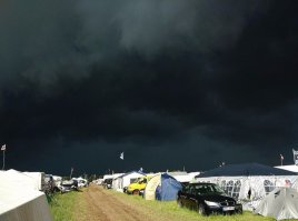 Брать бэшу и съябывать оттуда. Иначе останется она после дождика в этом поле.