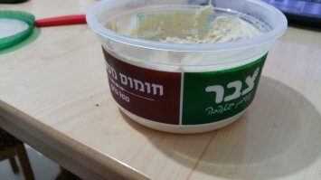 хумус !!!! а если ещё и свежеприготовленный уходит за один присест. но сам обычно ем магазинный ,фото прилагается ,за вкусным лень ехать.