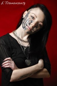 А ее я помню. Это имя ее парня у нее на лице. Причем она у него вторая такая, с первой они разошлись и она потом с лица пыталась это свести. Их обоих сам этот парень надоумил сделать, нравится ему, что на лице его девушки его имя, типа клейма.