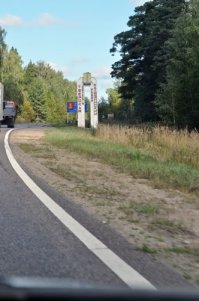на границе тверской и московской  области такую хрень . посреди леса.
там ни солнца ни ветра толком нет )))