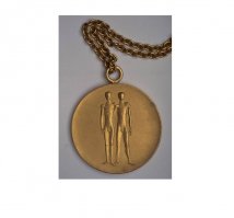 Я не понял это мальчик и мальчик? 
... все началось в Мюнхене в 1972 году? :)