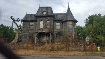 Мне кажется гидрант не из той страны!