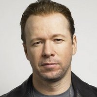 Похож на Донни Уолберга.