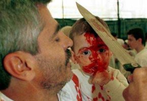 это праздник шиитов "шахси вахси".... в Исламе запрещено причинять вред своему телу и здоровью. Можете сами проверить эту информацию