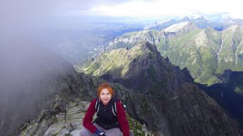 Первый раз в жизни на вершине горы (Татры, гора Рысы)
...просто теперь я знаю, как тяжело туда взойти, и чего стоят фото в посте ;)