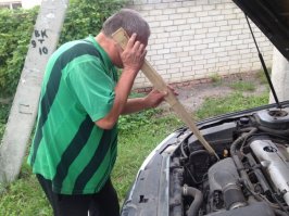 Это, кстати, очень хороший способ определить где исходит не понятный шум в двигателе, особенно когда нужно определить какой ролик или компенсатор накрывается. Дедовские лайфхаки)