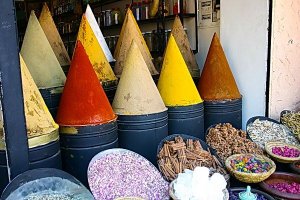 секрет очень прост до безобразия,

берете лист тонкой нержавейки, 
делаете из него конус, 
обмазываете клеем посыпаете специями!
-------------------------------------

вот фото, более потертого манекена)))))