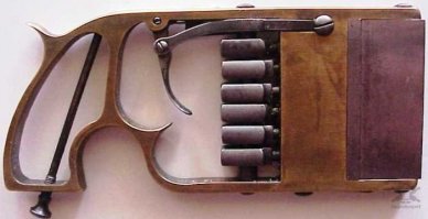 Вот тоже из необычного,старинного.
Этот оружие(не знаю можно ли его к пистолету отнести) было произведено оружейным мастером из Франции в 1879 году. 
Его сделали плоским чтобы "плоскострел" поместился в кармане пиджака