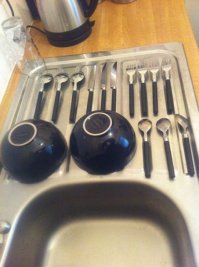 АААААААА колличество предметов не одинаковое. 6 ложек, 4 вилки, 3 ножа, 2 тарелки. На крайняк нужно было добавить 5 предметов чего-либо, (чашек) Перфекционист ффф шоке