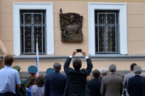 А их главарю в Питере мемориальную доску соорудили. ПОЗОР!