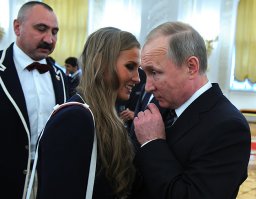 Путин сдал конечно. Загримировать можно лицо но руки