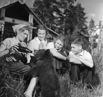 Спасенный медвежонок не может поверить, что обрел дом