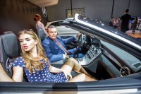 Каких же нечеловеческих усилий стоило мужику смотреть в объектив!! :)