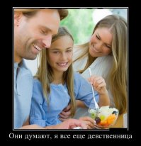 Стройные девушки в коротких платьях