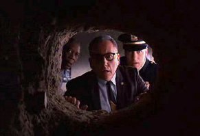 В Крыму автомобиль завис в скале над морем