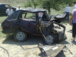 оке, с грантой косяк, там платформа калины, что еще хуже, ибо по данным вики, это не 3, а 2 балла евро-н-кап. 
про скорость удара, если смотреть на девятину, или что там, девяносто девятая, не суть.
Для второго, синего автомобиля, удар был лобовой, официальных тестов лобового удара я не нашел, только АР-тест  по методикам euro-n-cap, т.е. на 64 км/ч. Если удар лобовой, то сминание кузова будут меньше, ибо больше площадь контакта... а теперь сравните с фото тех жигулей...
Итоги для пассажиров конечно, одинаковые,  но если бы у гранты был лобовой удар, невосполнимых потерь было бы меньше.