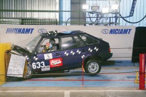 оке, с грантой косяк, там платформа калины, что еще хуже, ибо по данным вики, это не 3, а 2 балла евро-н-кап. 
про скорость удара, если смотреть на девятину, или что там, девяносто девятая, не суть.
Для второго, синего автомобиля, удар был лобовой, официальных тестов лобового удара я не нашел, только АР-тест  по методикам euro-n-cap, т.е. на 64 км/ч. Если удар лобовой, то сминание кузова будут меньше, ибо больше площадь контакта... а теперь сравните с фото тех жигулей...
Итоги для пассажиров конечно, одинаковые,  но если бы у гранты был лобовой удар, невосполнимых потерь было бы меньше.