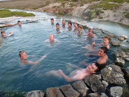 Некоторые фотки фотошопленные, и кстати очень старые.
Хотя есть и клевые. Например человек на горе, в полном размере смотрится отлично, можно на раб. стол поставить.