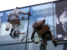 Чувак купил себе керхера и понтуется?