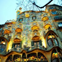 А вот ещё пример.
Гауди, Растрелли, Корбьюзье и Шугеру Бан. Это архитекторы, которые подарили миру красоту, искусство и свой талант. Да, их труд был оплачен, но единожды за каждый объект! Почему не существует авторского права в отношении просмотра архитектурных шедевров? ;)
Правильно! Какой прок распространять правило копирайта и "платные просмотры", какой прок платить юристам за то, на чём не возможно заработать?! Всё просто!