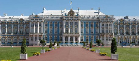 А вот ещё пример.
Гауди, Растрелли, Корбьюзье и Шугеру Бан. Это архитекторы, которые подарили миру красоту, искусство и свой талант. Да, их труд был оплачен, но единожды за каждый объект! Почему не существует авторского права в отношении просмотра архитектурных шедевров? ;)
Правильно! Какой прок распространять правило копирайта и "платные просмотры", какой прок платить юристам за то, на чём не возможно заработать?! Всё просто!