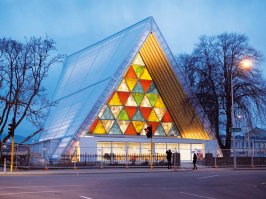 А вот ещё пример.
Гауди, Растрелли, Корбьюзье и Шугеру Бан. Это архитекторы, которые подарили миру красоту, искусство и свой талант. Да, их труд был оплачен, но единожды за каждый объект! Почему не существует авторского права в отношении просмотра архитектурных шедевров? ;)
Правильно! Какой прок распространять правило копирайта и "платные просмотры", какой прок платить юристам за то, на чём не возможно заработать?! Всё просто!